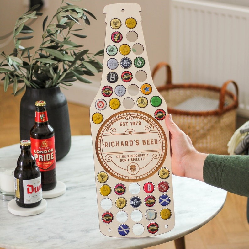 Bierflaschenverschlusshalter mit personalisiertem Text – Holzwanddisplay für die Biersammlung meines Vaters