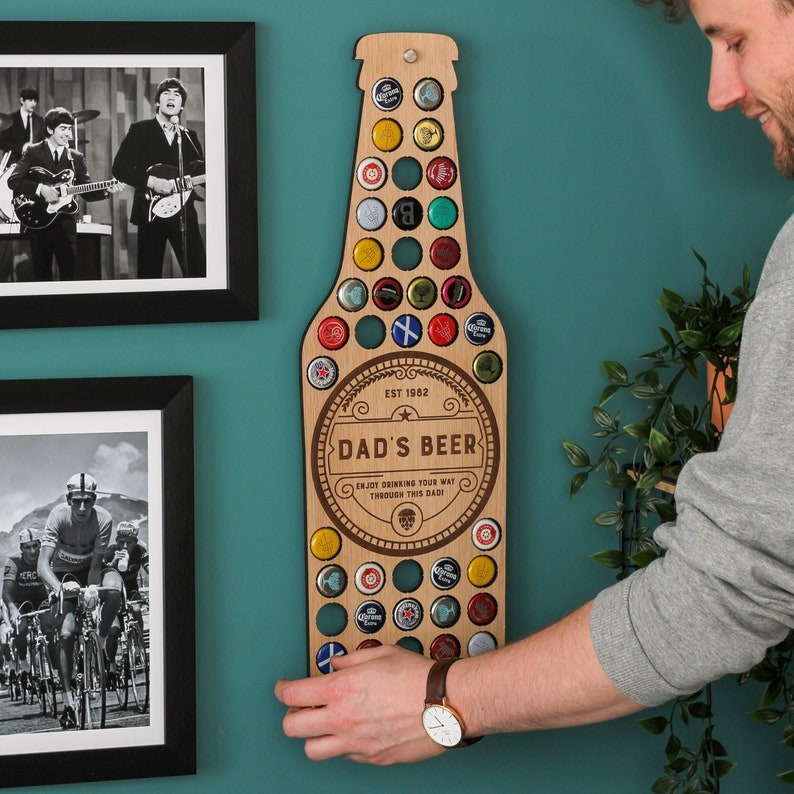 Bierflaschenverschlusshalter mit personalisiertem Text – Holzwanddisplay für die Biersammlung meines Vaters