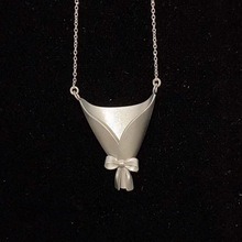 Eternal Bloom: Handmade New Chinoiserie Flower Arrangement Necklace – A High-End Mother’s Day Tribute