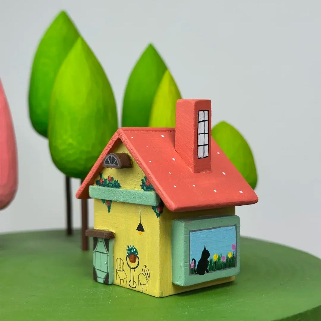 Handcrafted Wooden Cabin Miniature - A Cozy Hand-Painted Retreat for Your Desk & Home Decor