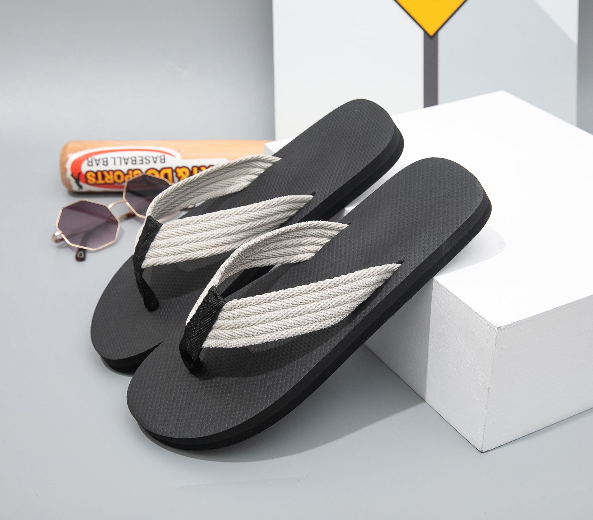 ??Last Day Promotion 70% OFF ??Men's Summer Beach Flip Flops With Arch Support For Casual Vacation And Daily Wear