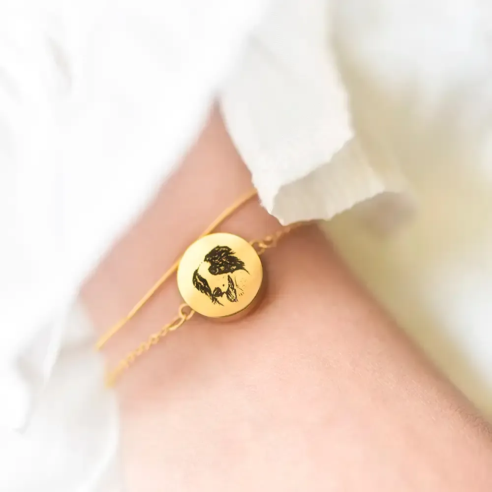 Necklace that can hold pet hair