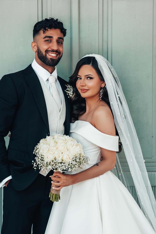 Gorgeous Off the shoulder white ball gown princess wedding dress