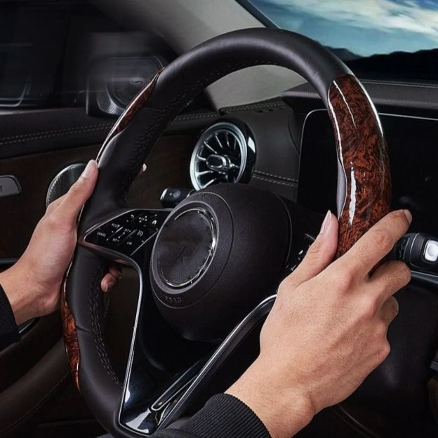 Rosewood Steering Wheel Cover – Elegant, Non-slip, Comfortable