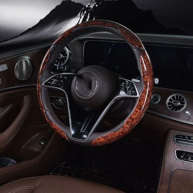 Rosewood Steering Wheel Cover – Elegant, Non-slip, Comfortable