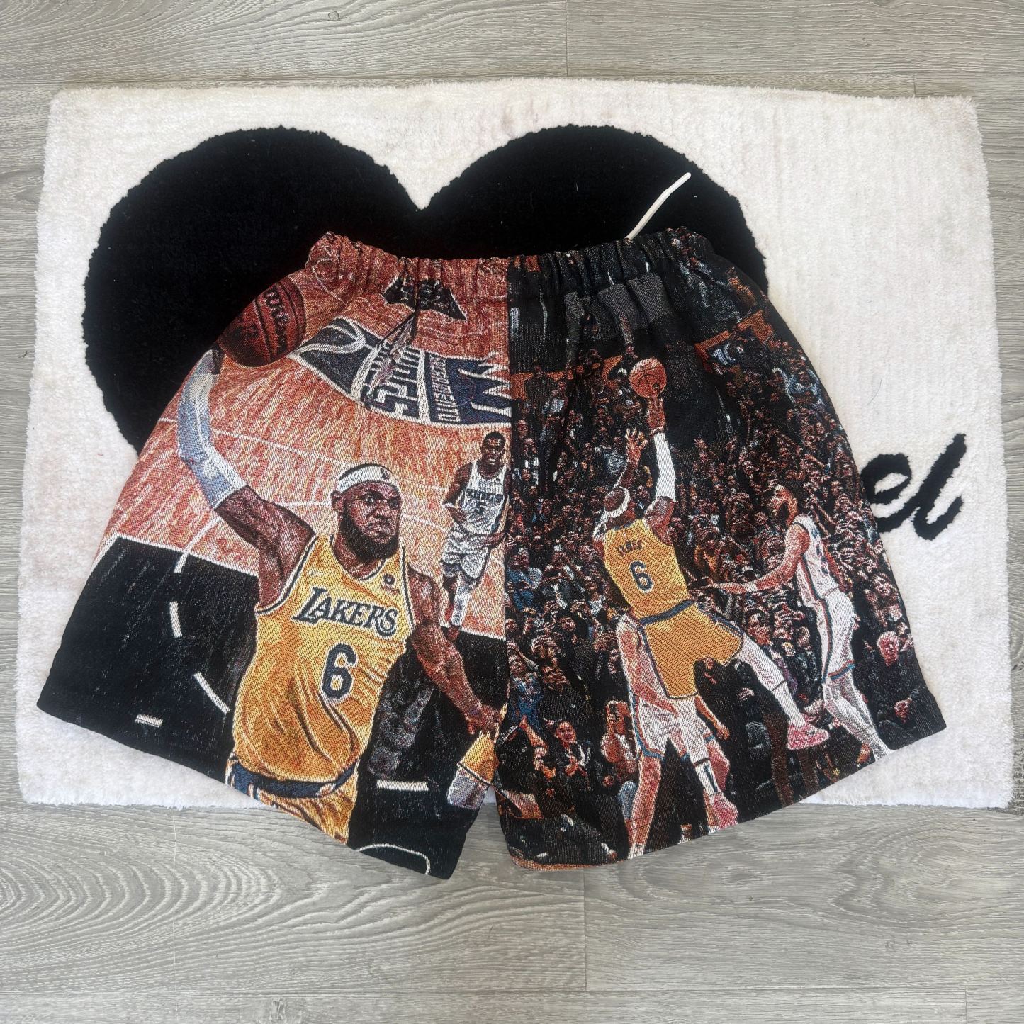 Channel your inner King! Grab tapestryifeel's exclusive LeBron James shorts. Dominate the court & street in style. Comfortable, cool, and a must-have for fans! 