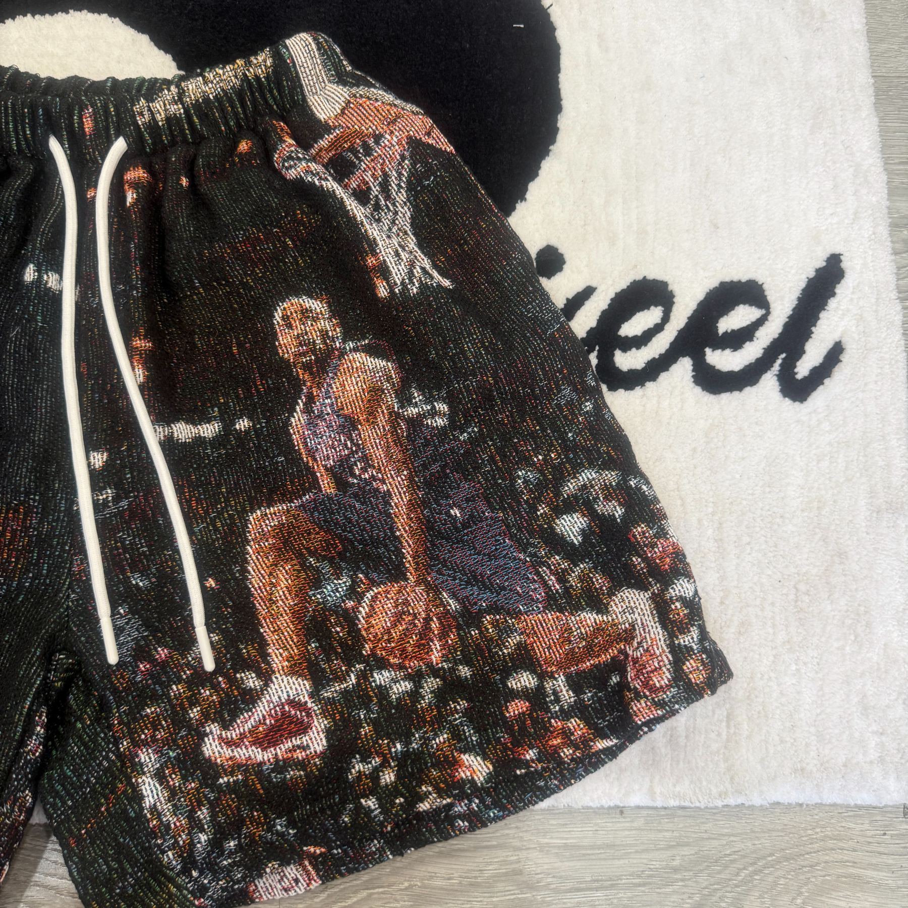 Unleash your inner Vinsanity! Grab tapestryifeel's exclusive Vince Carter shorts. Dominate the court & street in style. Comfortable, iconic, and a must-have for fans! 