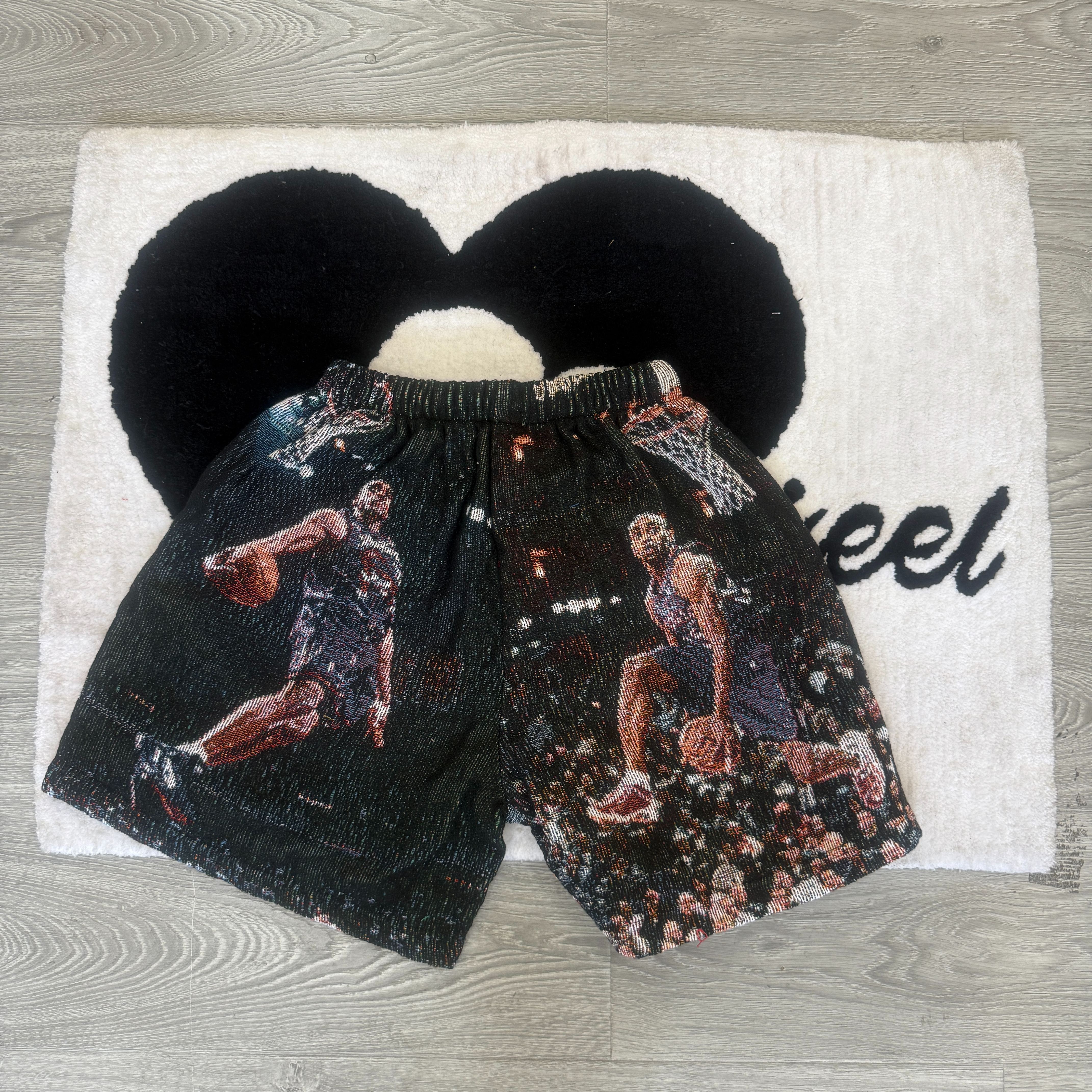 Unleash your inner Vinsanity! Grab tapestryifeel's exclusive Vince Carter shorts. Dominate the court & street in style. Comfortable, iconic, and a must-have for fans! 