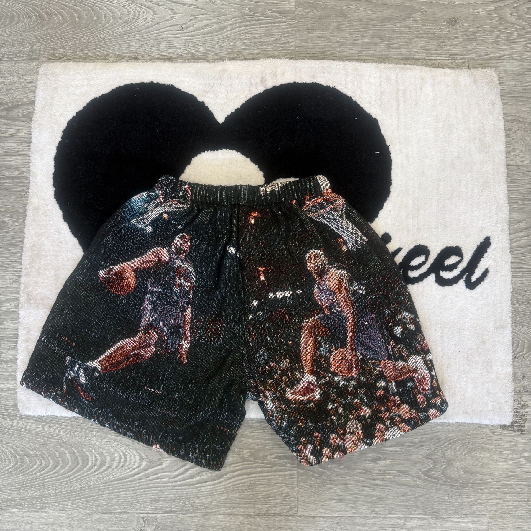 Unleash your inner Vinsanity! Grab tapestryifeel's exclusive Vince Carter shorts. Dominate the court & street in style. Comfortable, iconic, and a must-have for fans! 