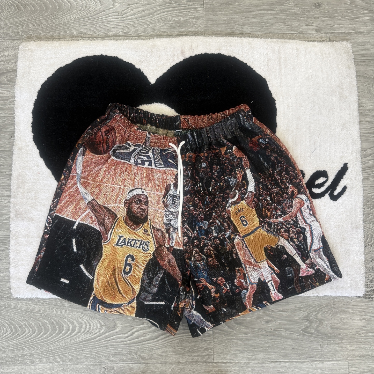 Channel your inner King! Grab tapestryifeel's exclusive LeBron James shorts. Dominate the court & street in style. Comfortable, cool, and a must-have for fans! 