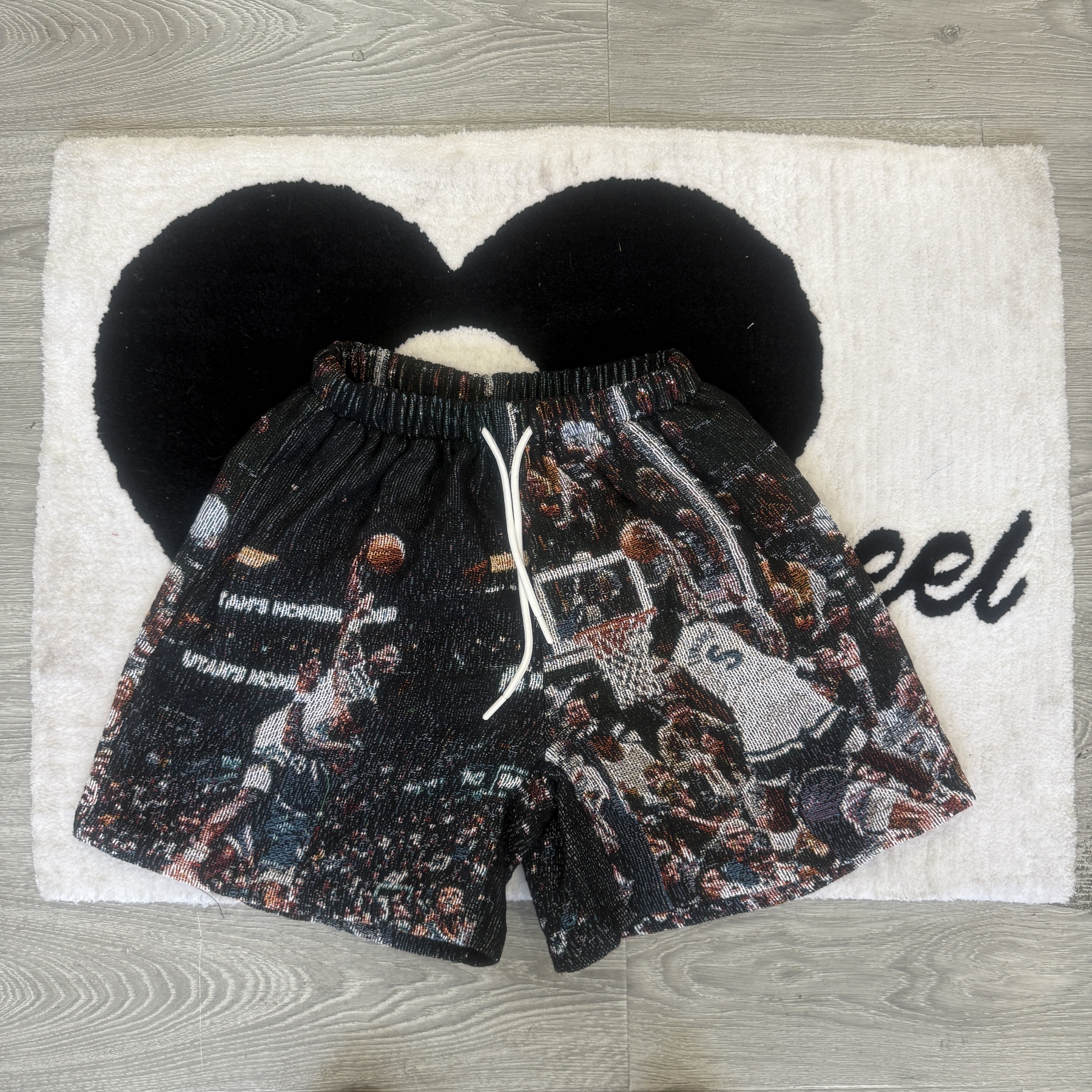 Unleash your inner Ant-Man! Grab tapestryifeel's exclusive Anthony Edwards shorts. Dominate the court & street in style. Comfortable, cool, and a must-have for fans! 