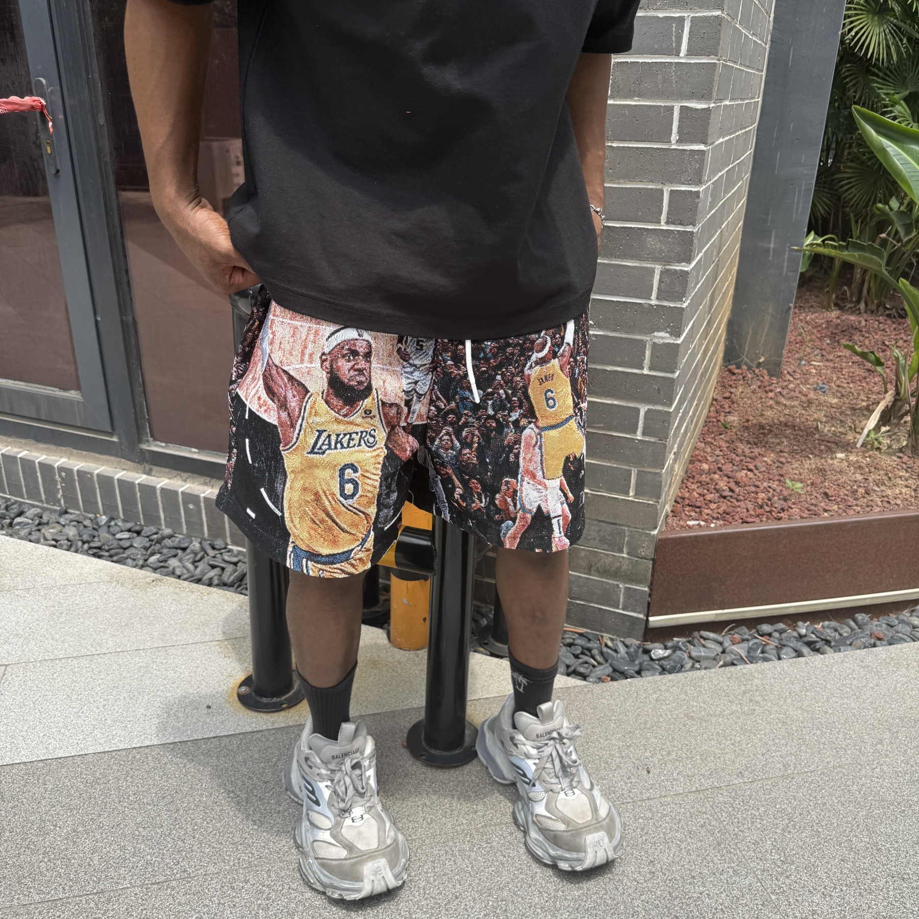 Channel your inner King! Grab tapestryifeel's exclusive LeBron James shorts. Dominate the court & street in style. Comfortable, cool, and a must-have for fans! 