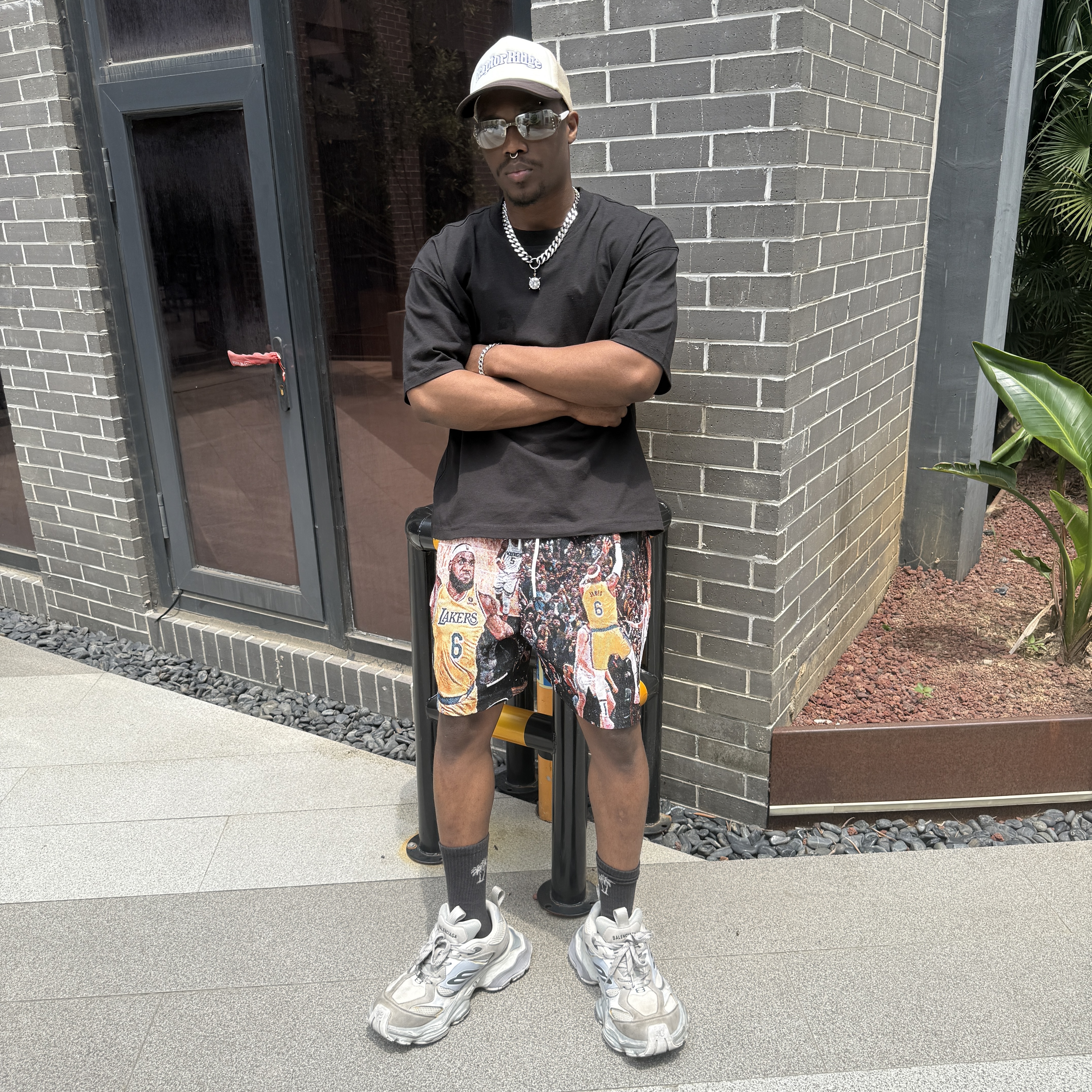 Channel your inner King! Grab tapestryifeel's exclusive LeBron James shorts. Dominate the court & street in style. Comfortable, cool, and a must-have for fans! 