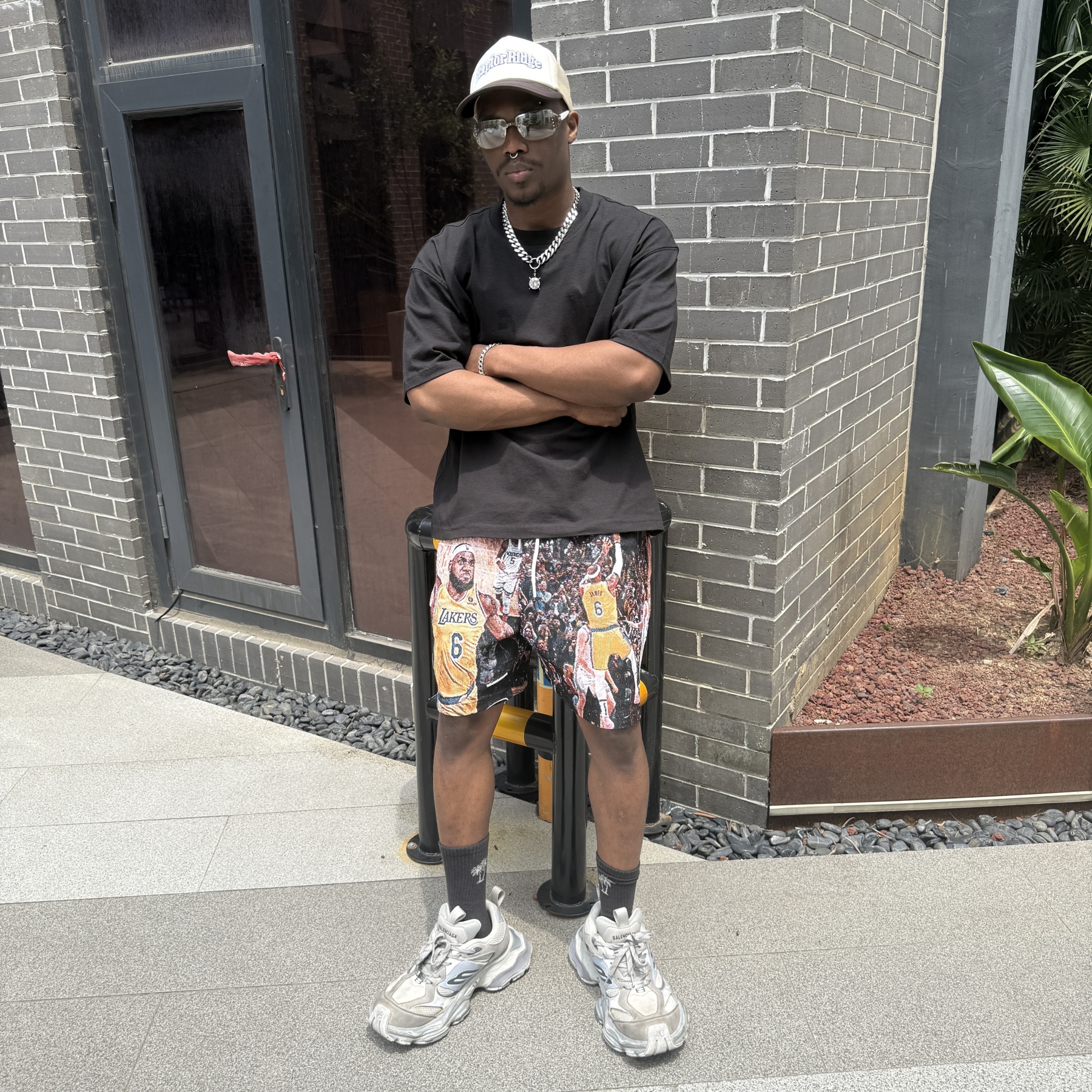 Channel your inner King! Grab tapestryifeel's exclusive LeBron James shorts. Dominate the court & street in style. Comfortable, cool, and a must-have for fans! 