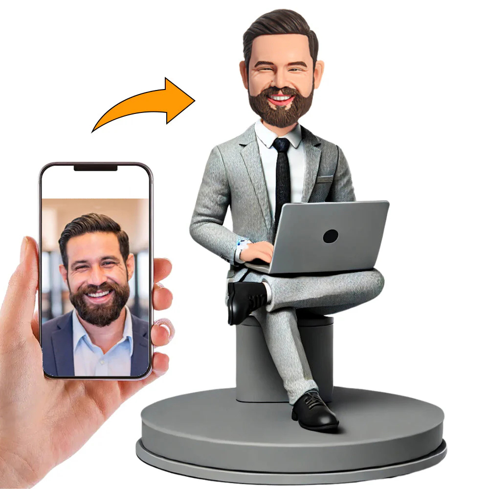 Handgefertigter Wackelkopf Geschäftsmann Am Schreibtisch Arbeitend