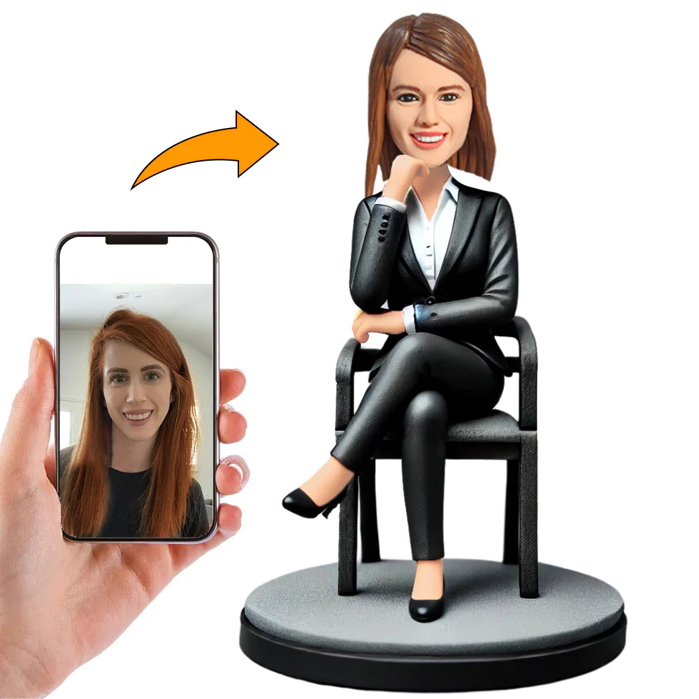 Handgefertigter Wackelkopf Geschäftsfrau Sitzend Auf Dem Stuhl