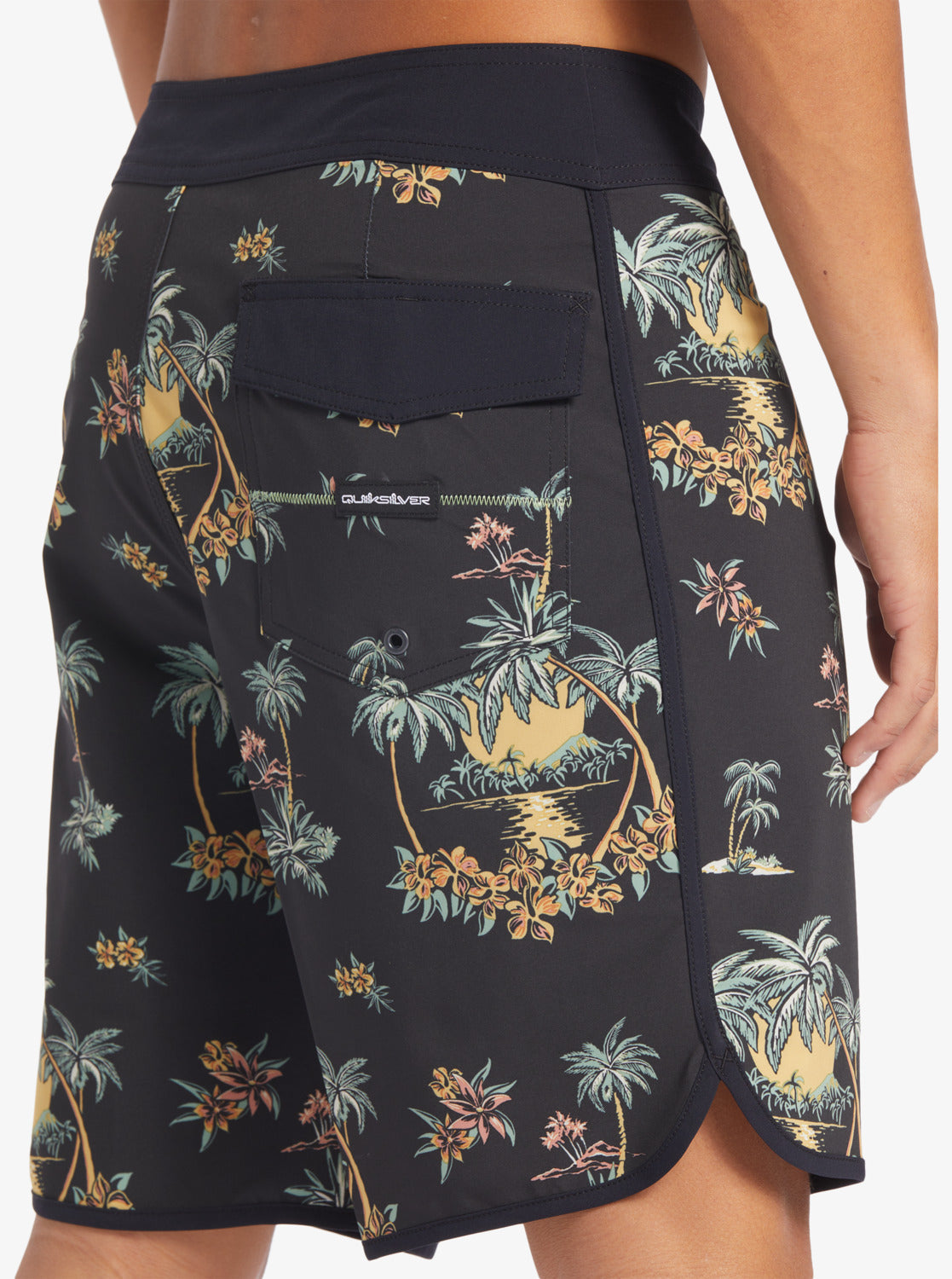 Surfsilk Scallop 19" Boardshorts - Black Palm Spritz