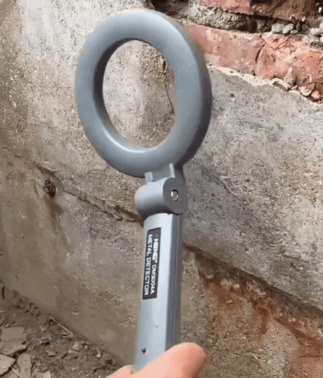 手持式高灵敏金属探测仪_03.gif