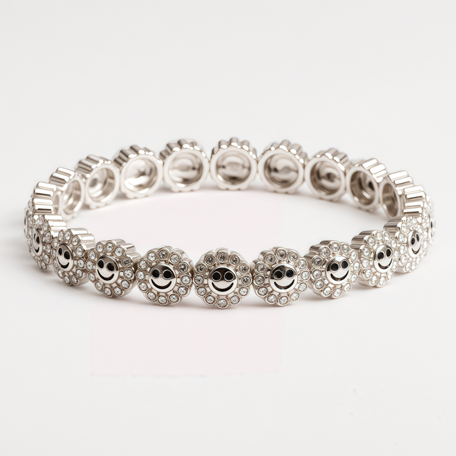 Pulsera de acero inoxidable con eslabones pavimentados de emoji de cara sonriente en tono plateado moderno