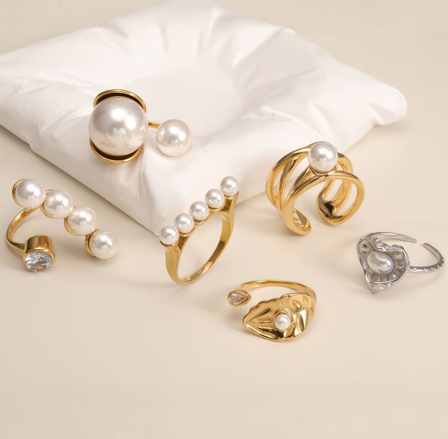 Fashionable and simple pearl inlaid stainless steel ring for women