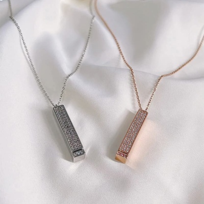 Diamond-encrusted stretchable 3D necklace