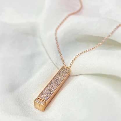 Diamond-encrusted stretchable 3D necklace