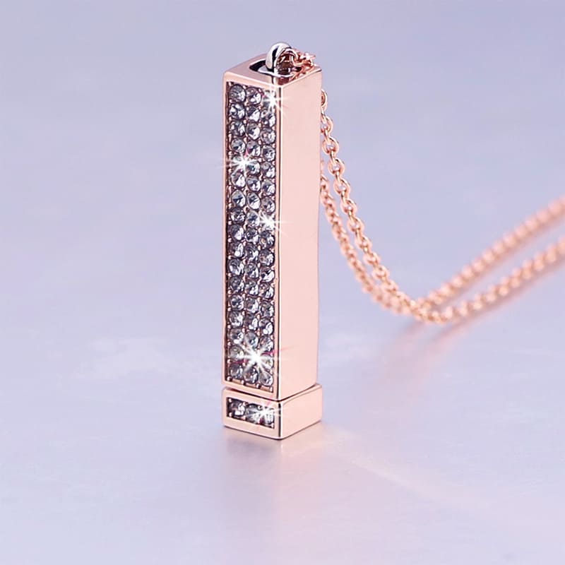 Diamond-encrusted stretchable 3D necklace
