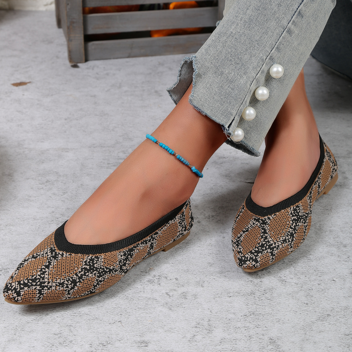 Pointed-toe leopard print shoes