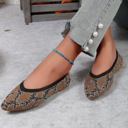 Pointed-toe leopard print shoes