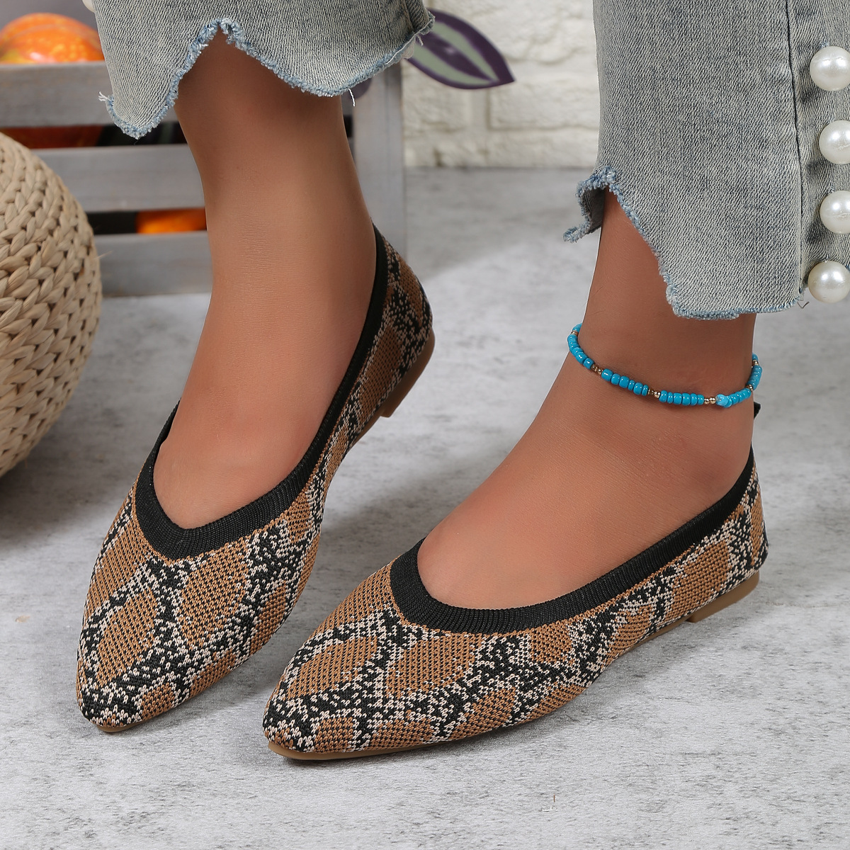 Pointed-toe leopard print shoes