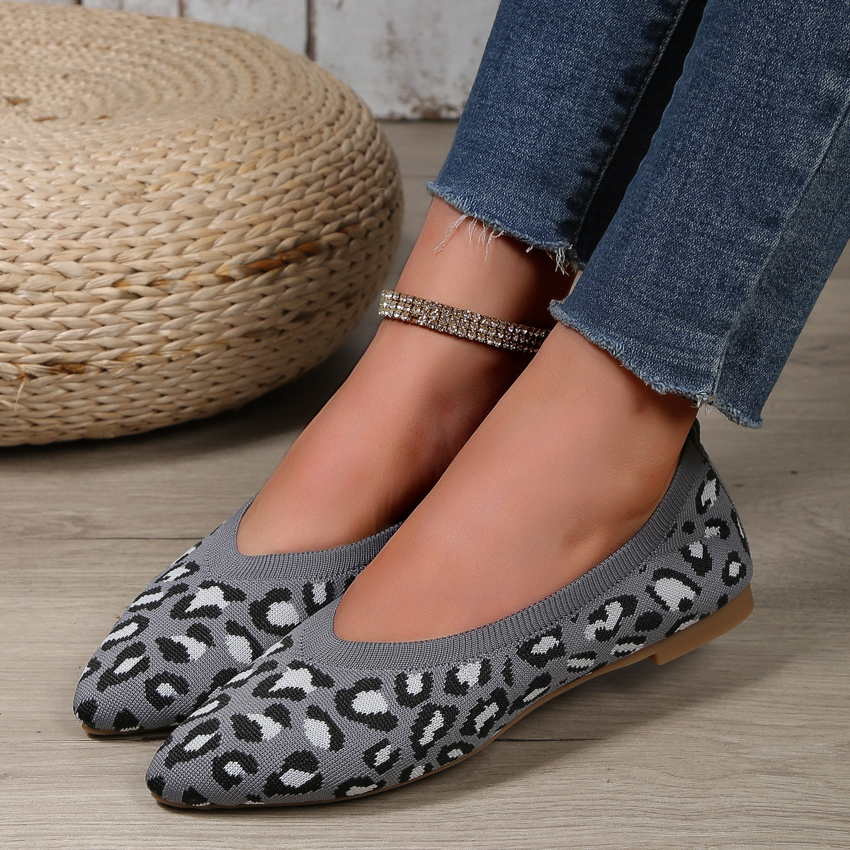 Pointed-toe leopard print shoes