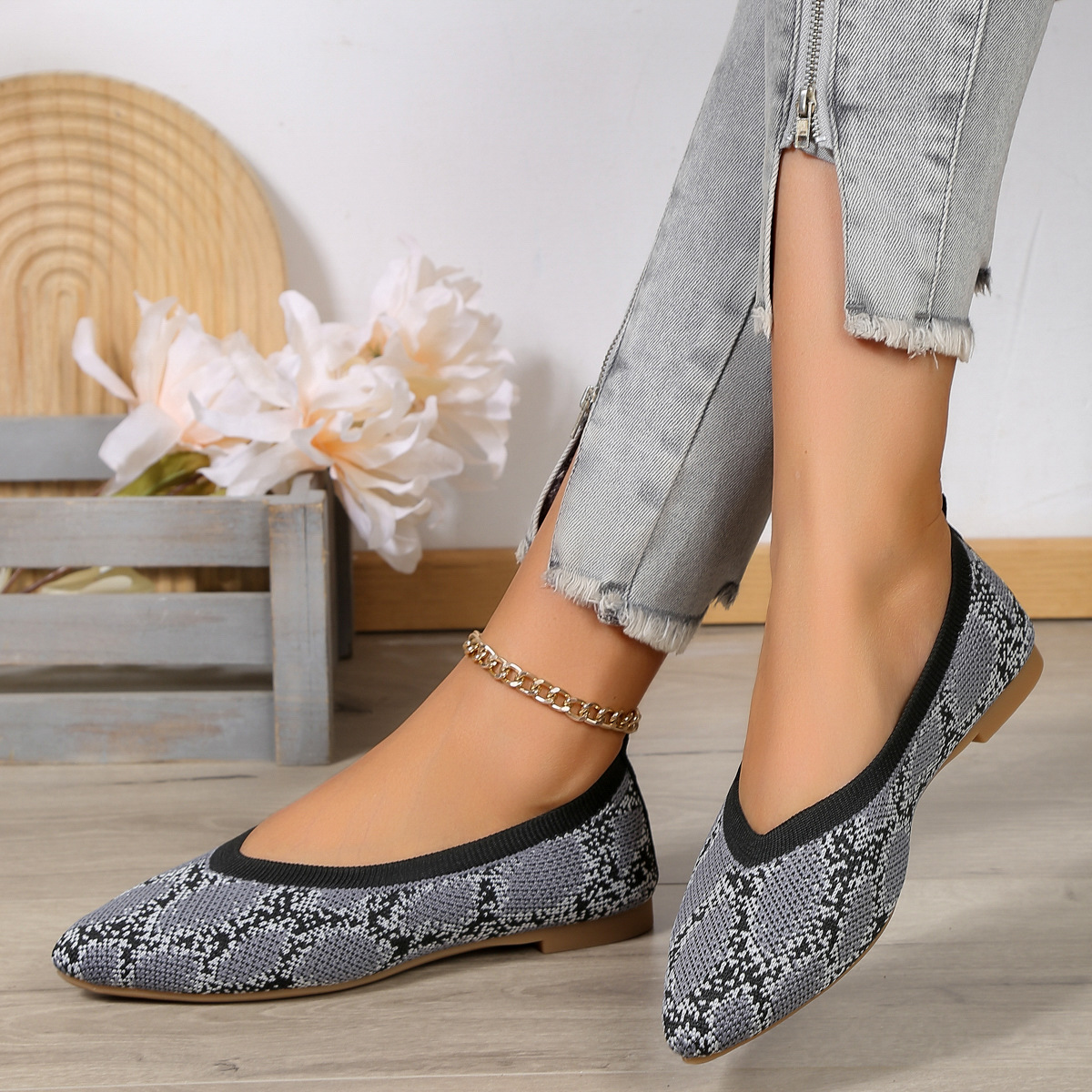 Pointed-toe leopard print shoes
