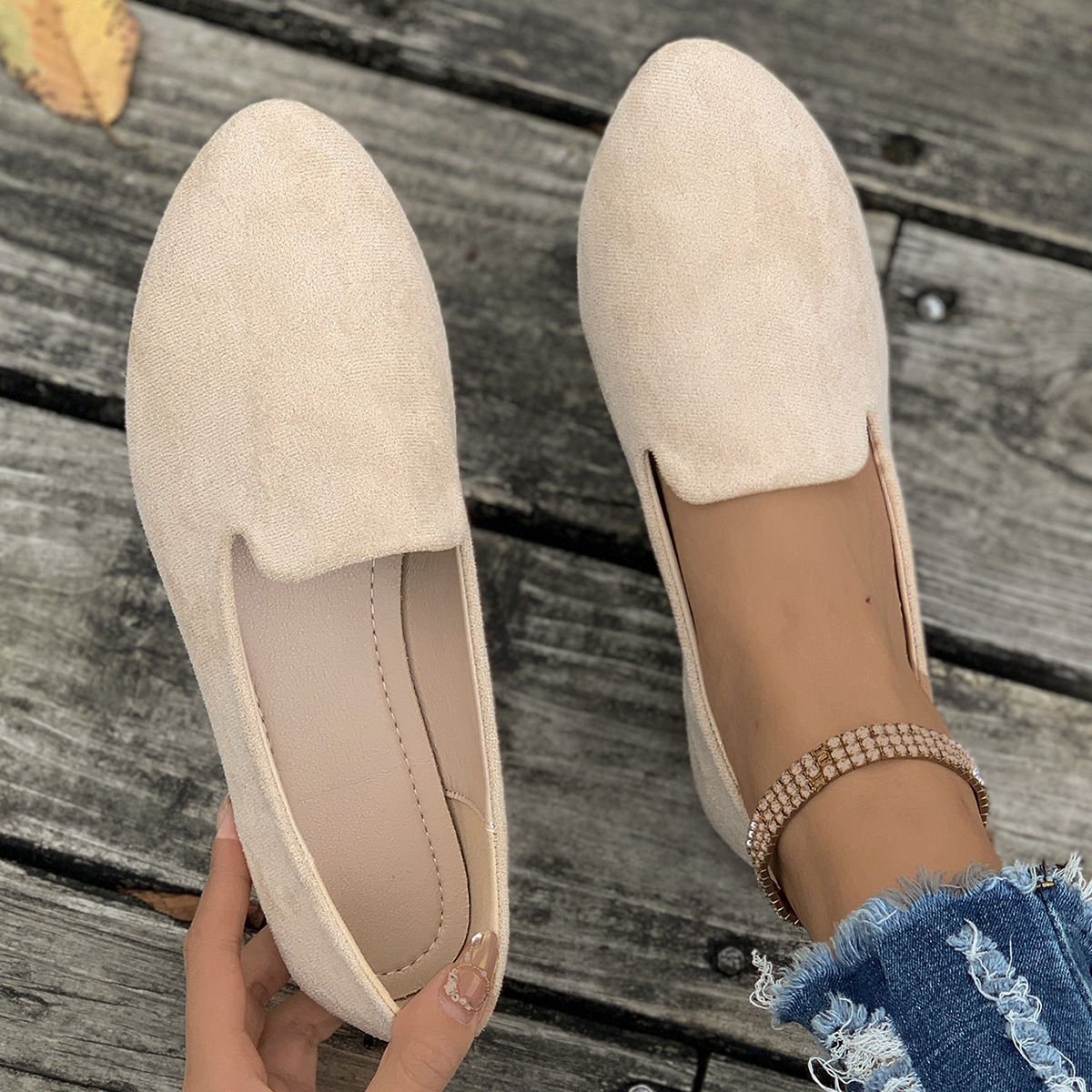 Women's flat suede shoes