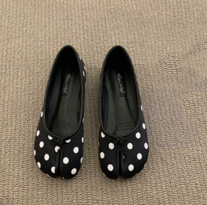 Retro horseshoe split-toe shoes