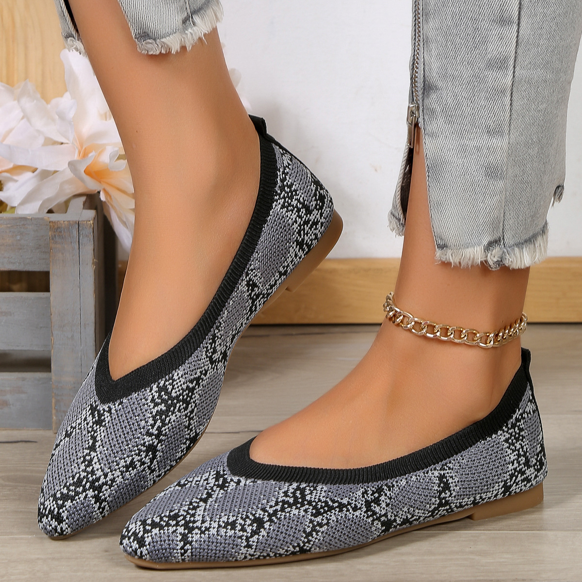 Pointed-toe leopard print shoes