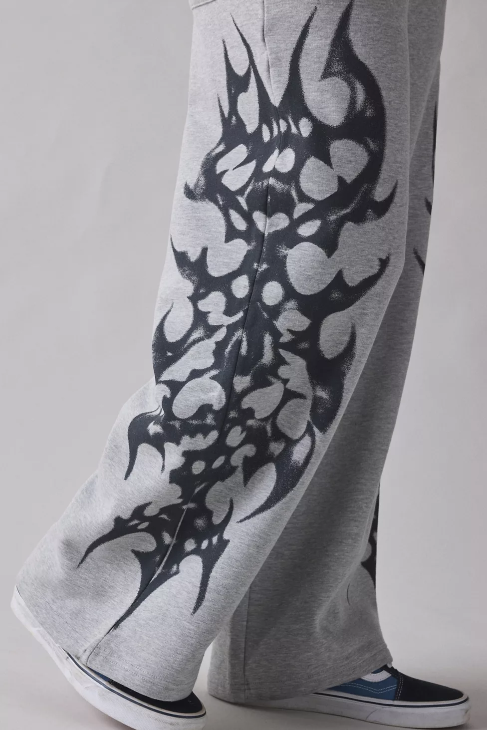 UO Cyber Graphic Baggy Sweatpants - Grey
