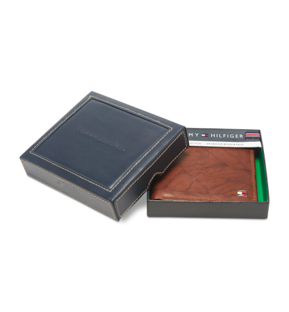 Tommy Hilfiger Men's Traveler RFID Extra-Capacity Bifold Leather Wallet - Tan