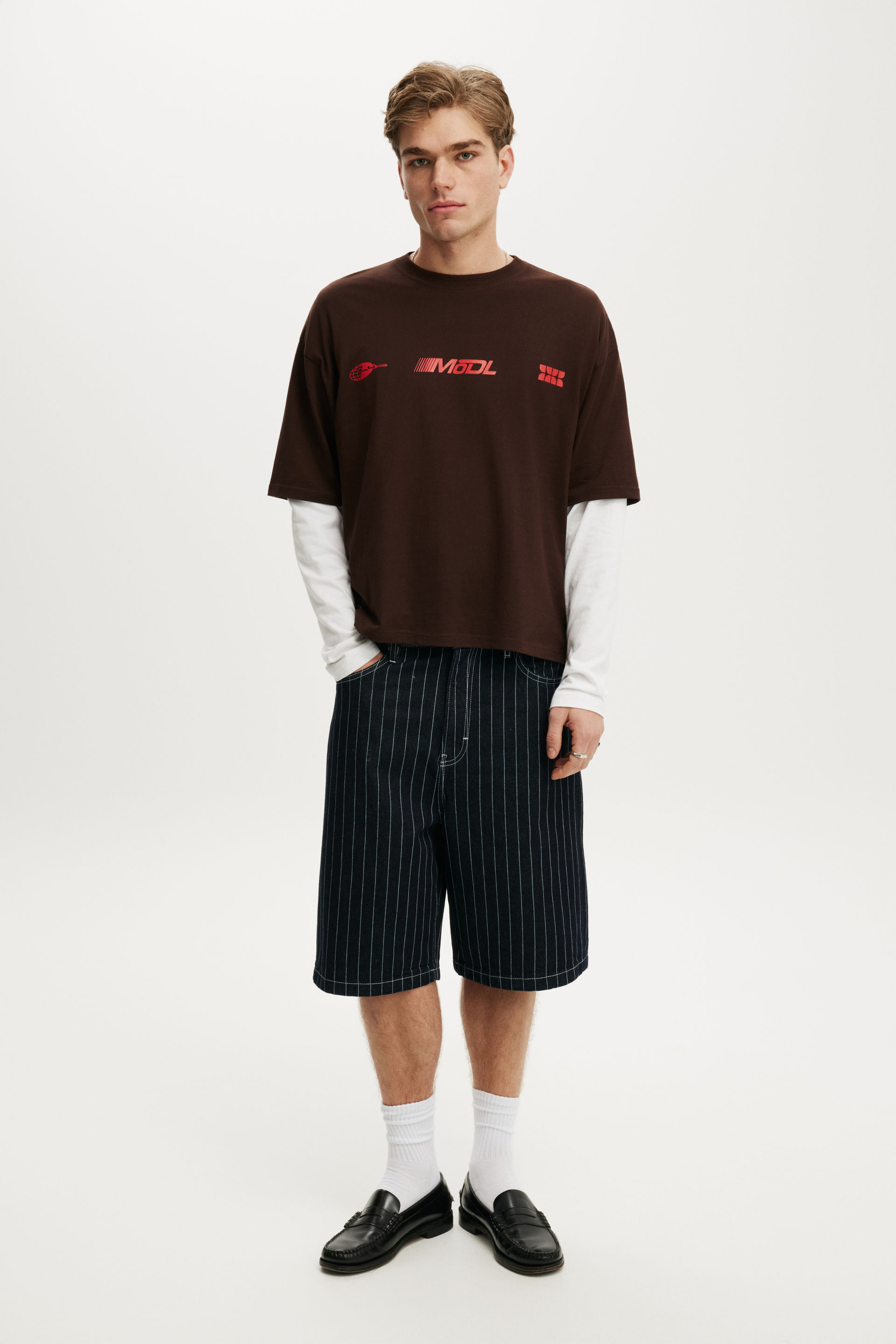 Cropped Fit Graphic T-Shirt, DARK OAK / GLOBAL RED - example image 3