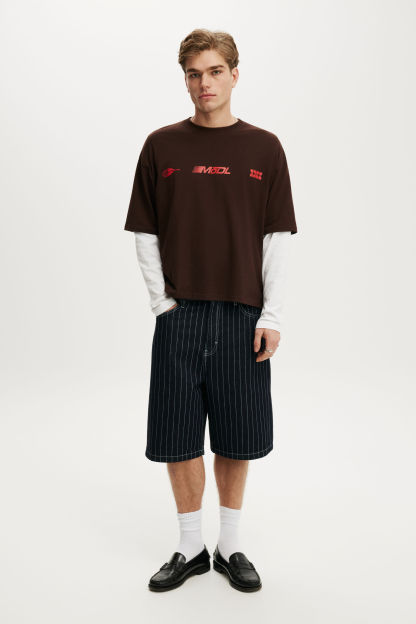 Cropped Fit Graphic T-Shirt, DARK OAK / GLOBAL RED - example image 3