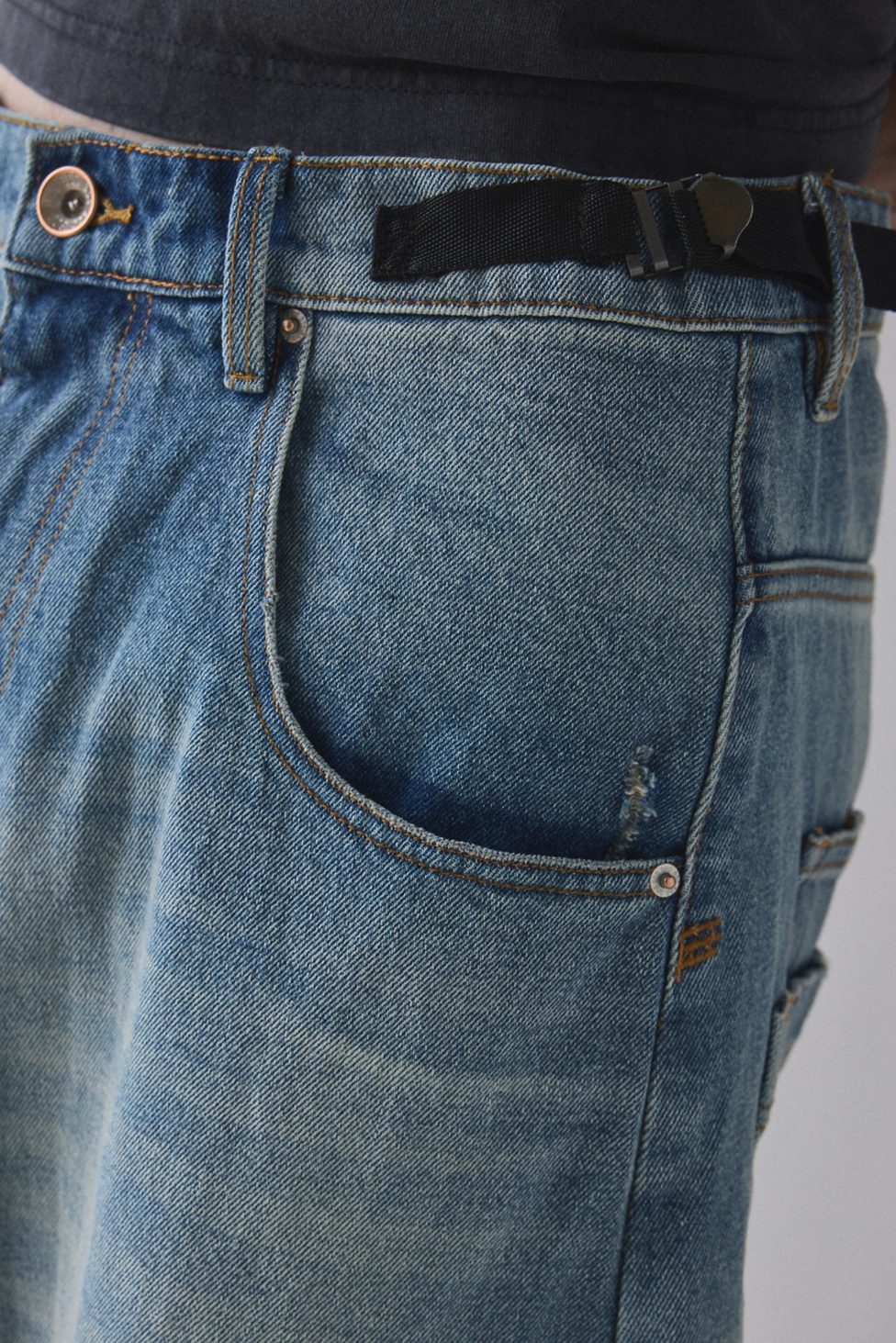 BDG Cocoon Fit Utility Jeans - Vintage Denim Light