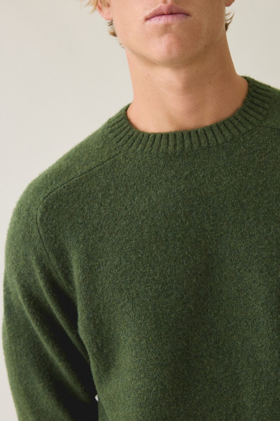 UO Core Crew Ultra-Soft Yarn Crew Neck Sweater - Olive
