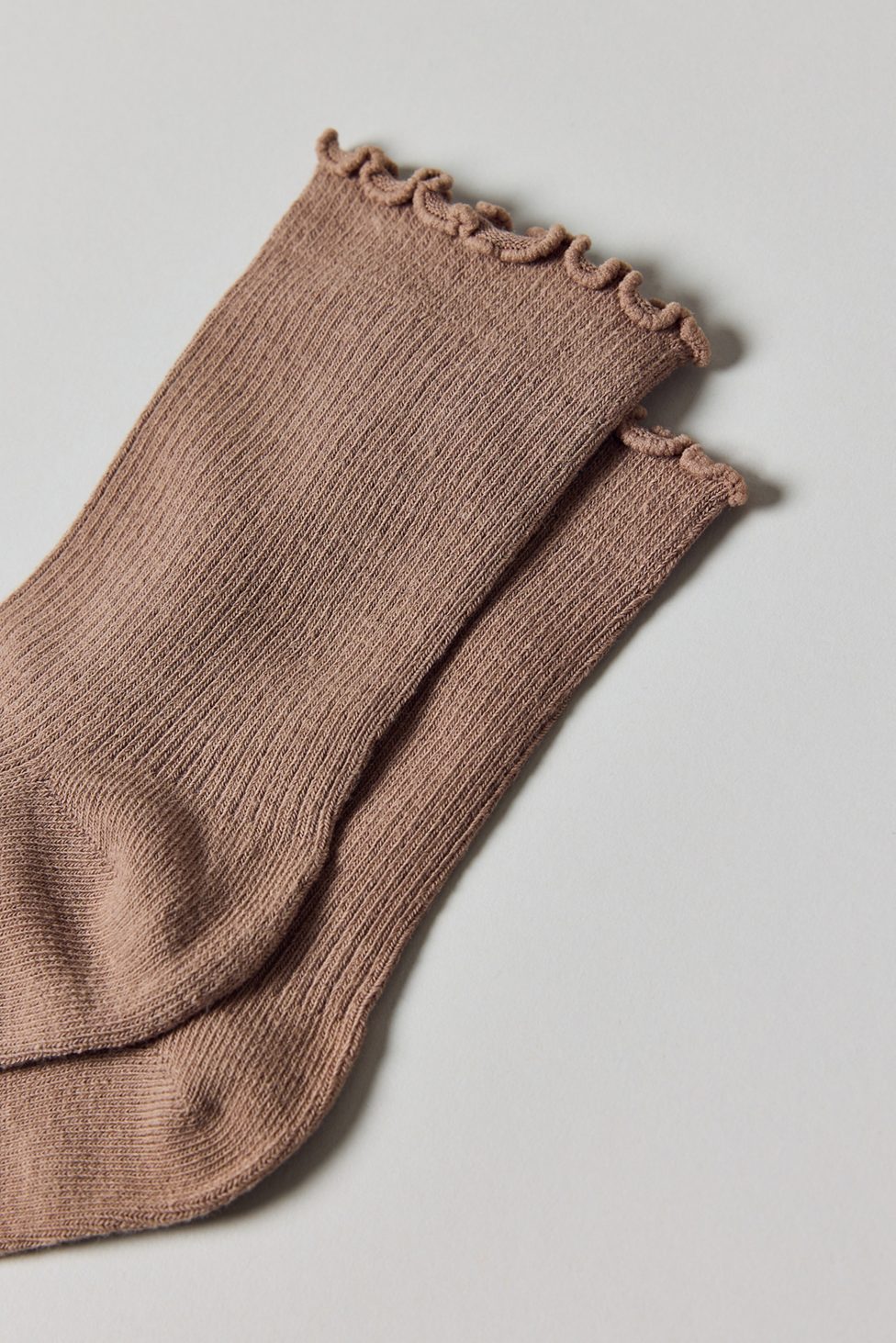 Lettuce-Edge Ribbed Socks - Mocha Mousse