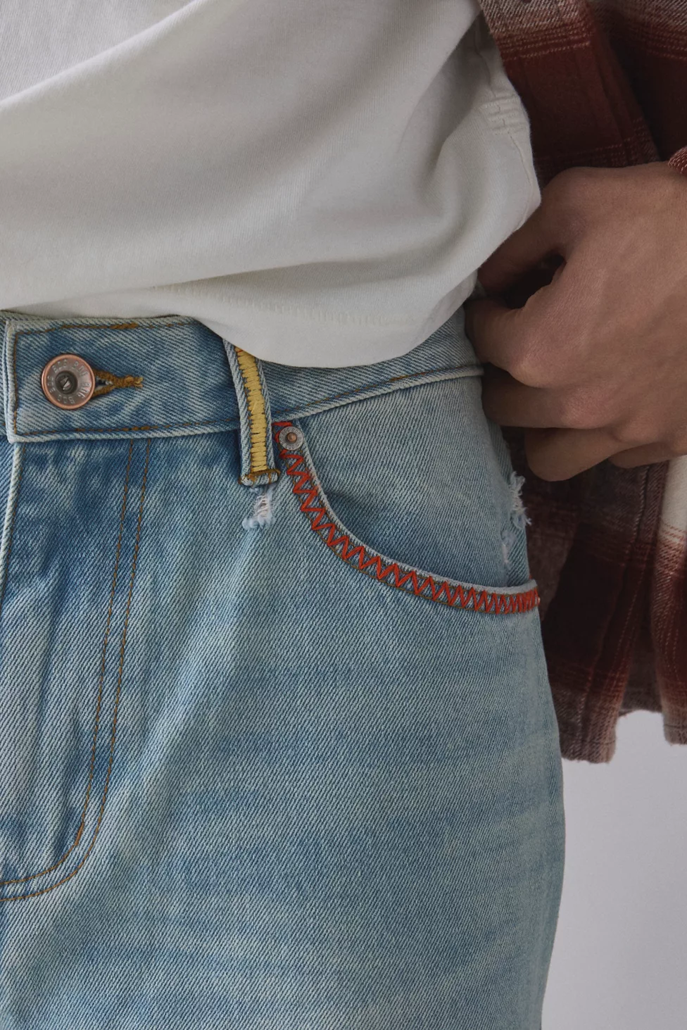BDG Embroidered Relaxed Straight Fit Jeans - Vintage Denim Light