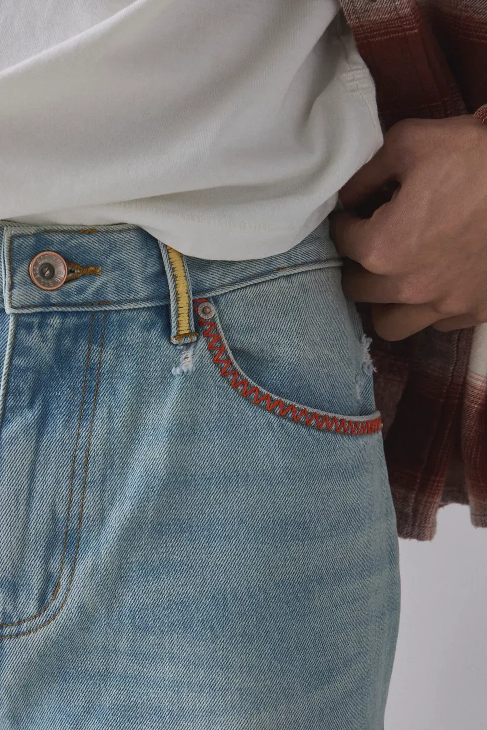 BDG Embroidered Relaxed Straight Fit Jeans - Vintage Denim Light