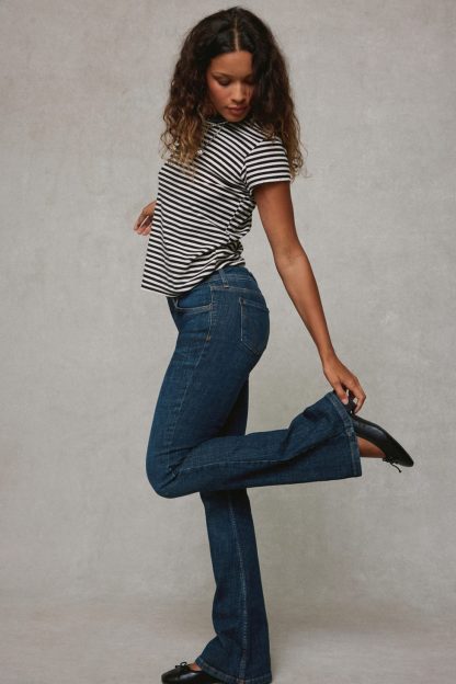 BDG Brooke Low-Rise Flare Jeans - Kansas Wash