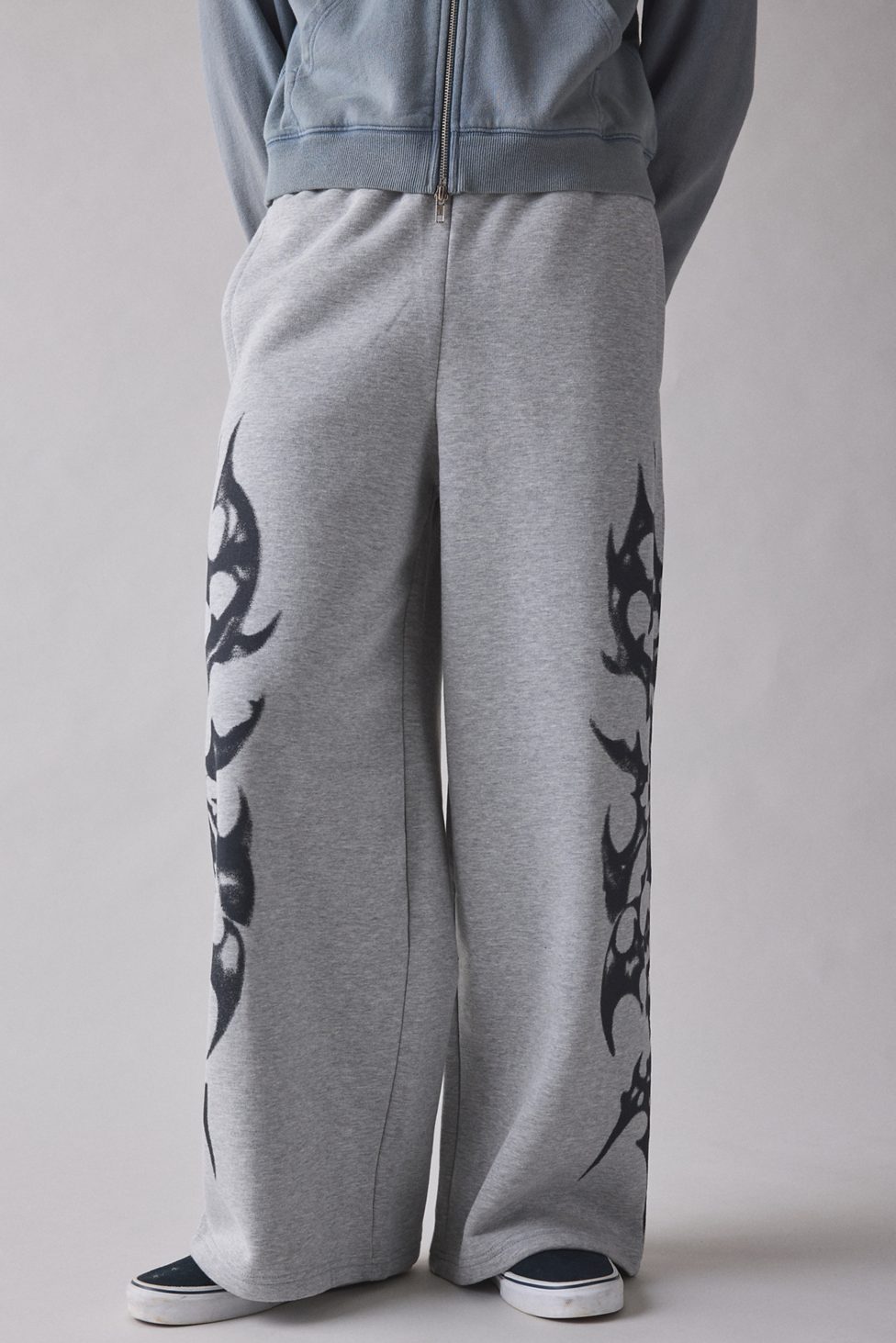 UO Cyber Graphic Baggy Sweatpants - Grey