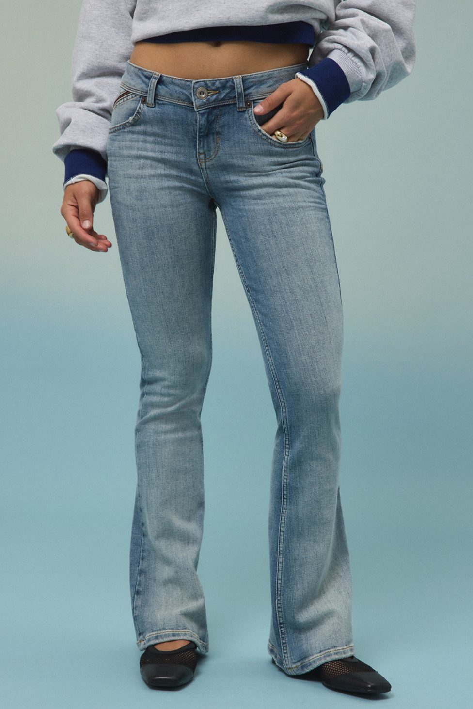 BDG Brooke Low-Rise Flare Jeans - Vintage Denim Light