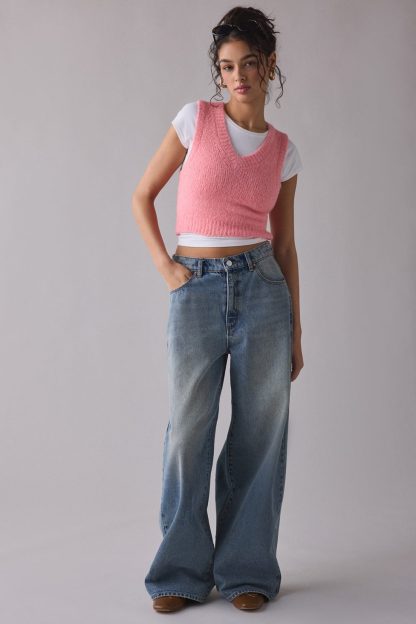 BDG Dealer V-Neck Cropped Sweater Vest - Pink