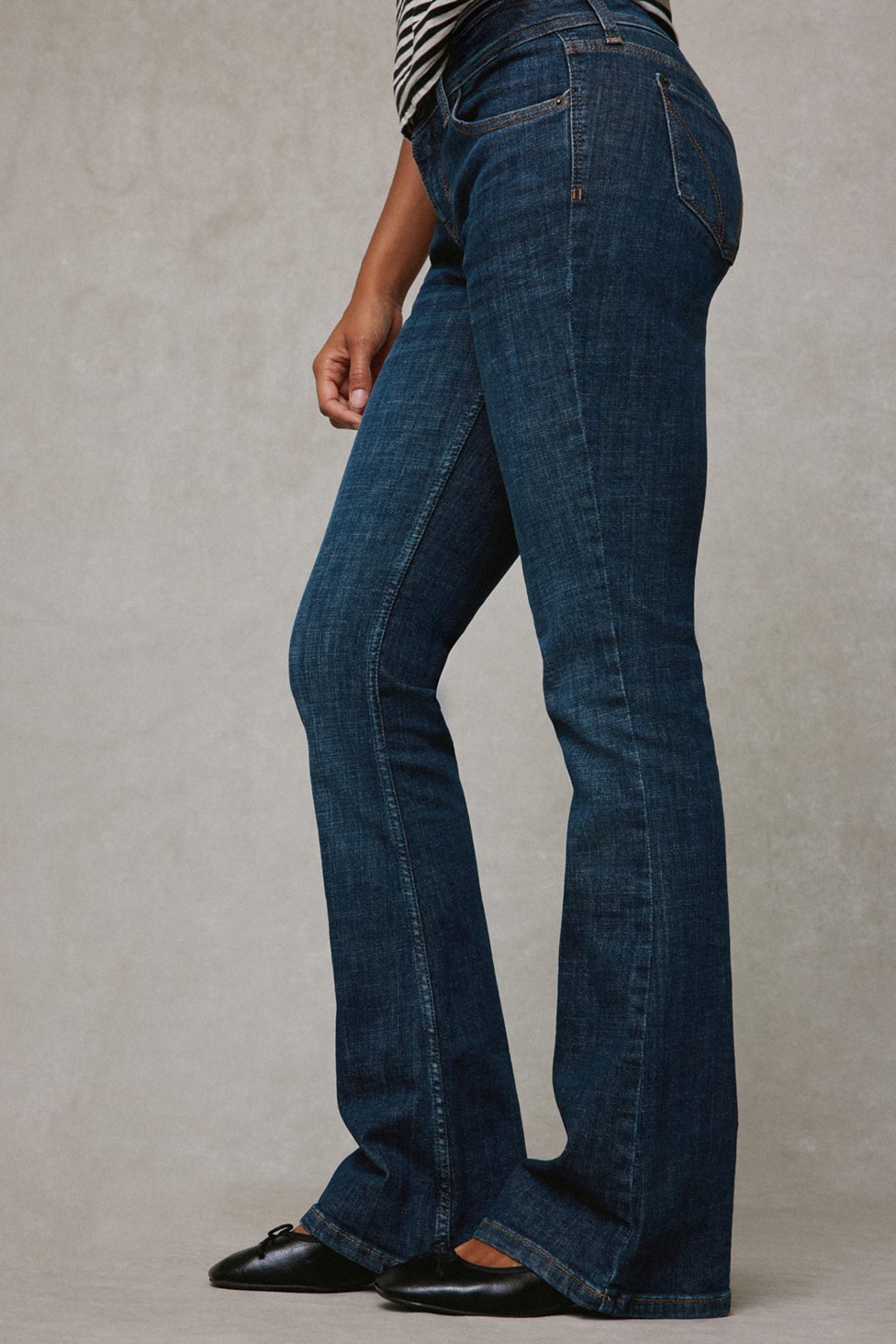 BDG Brooke Low-Rise Flare Jeans - Kansas Wash
