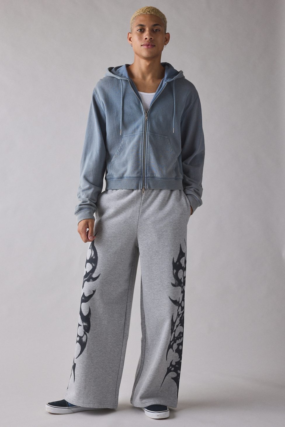 UO Cyber Graphic Baggy Sweatpants - Grey